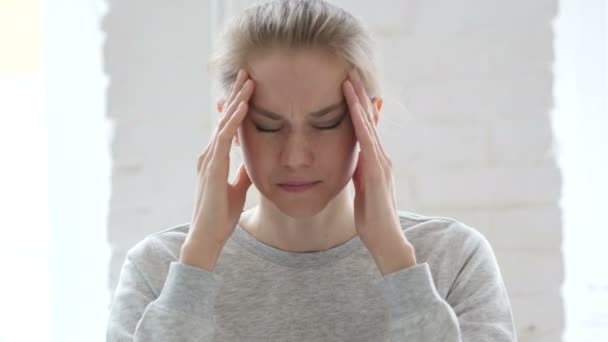 Kopfschmerzen Angespannte Junge Frau Bei Der Arbeit Büro Bibliothek — Stockvideo