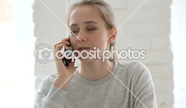 Genç kadın telefon Loft işyerinde söz