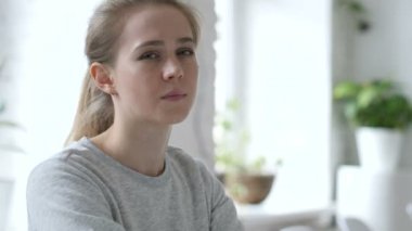 Hayır, Genç kadın parmak sallayarak tarafından teklif inkar reddetme