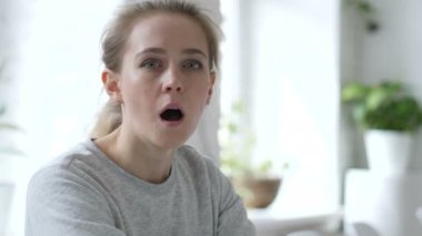 Şok, Genç kadın portresi merak