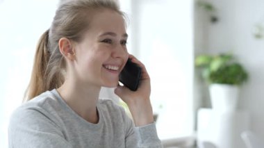 Genç kadın telefon Loft işyerinde söz