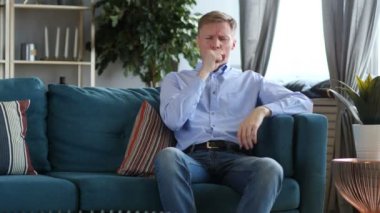 Oturma ve öksürük, öksürük enfeksiyon adam hasta orta yaşlı