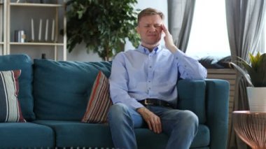 Baş ağrısı ile ağrı oturan adam yorgun orta yaşlı