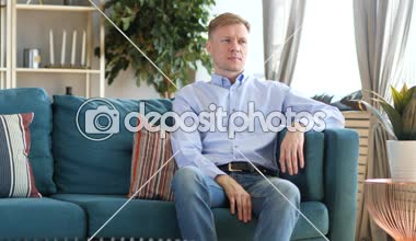 Adam ayakta ve kanepe bırakarak rahat orta yaşlı