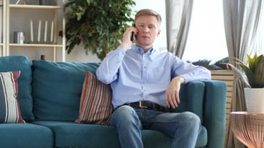 Başarı için tepki telefonda konuşan adam orta yaşlı