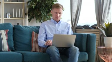 Merak ve dizüstü bilgisayarda çalışan adam şok, hayrete orta yaşlı