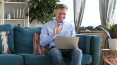 Online Video sohbet etmek üstünde Laptop tarafından orta yaşlı adam