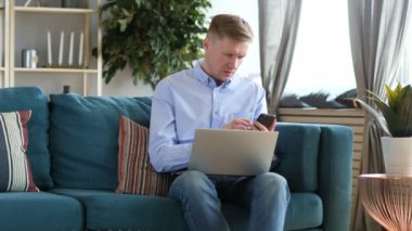 İşyerinde Smartphone kullanan adam orta yaşlı