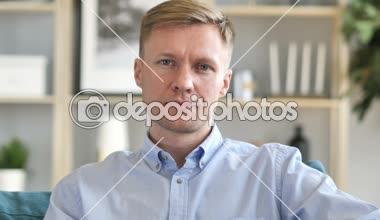 Kameraya Bakan Ciddi İş Adamının Portresi