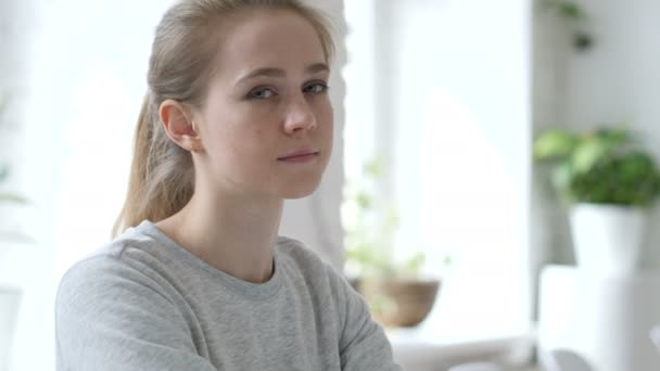 Duim Omlaag Door Jonge Vrouw Aan Het Werk Beide Handen — Stockvideo