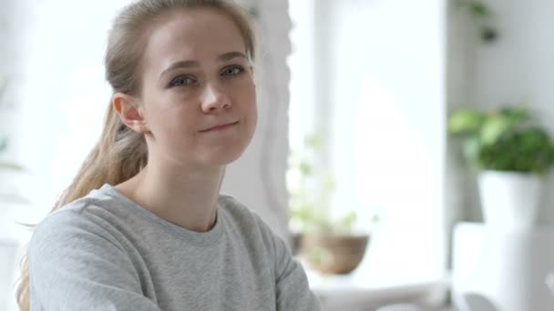 Nein Junge Frau Verweigert Angebot Durch Kopfschütteln Ablehnung — Stockvideo