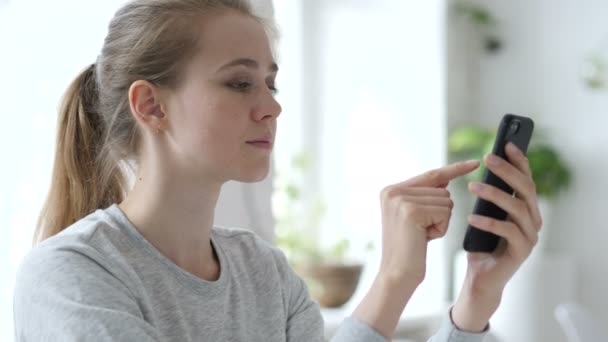 Jonge Vrouw Browsen Smartphone Loft Werkplek — Stockvideo