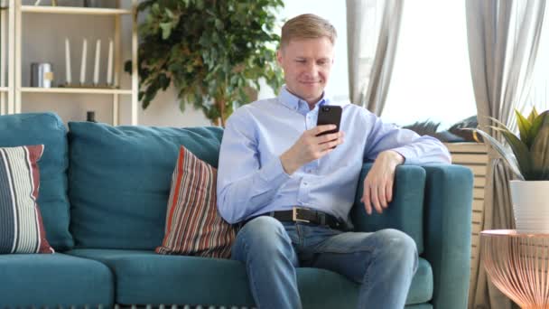 Mann Mittleren Alters Surft Auf Smartphone Und Sucht — Stockvideo