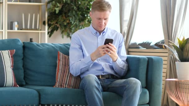 Middle Aged Man Bericht Aan Het Typen Smartphone Chatten — Stockvideo