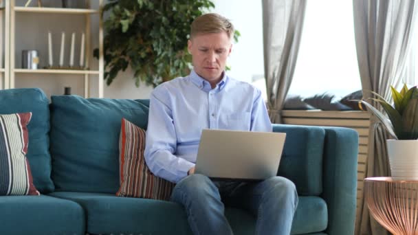 Middle Aged Man Opgewonden Voor Succes Die Laptop Werkt — Stockvideo
