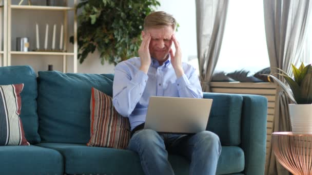 Baş Ağrısı Yorgun Orta Yaşlı Adam Üstünde Laptop Çalışma — Stok video