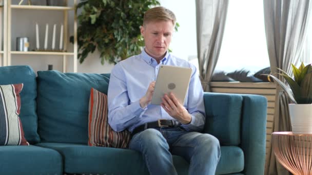 Succesvolle Online Betaling Tablet Door Midden Leeftijd Man — Stockvideo