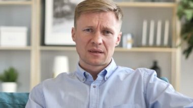 Kameraya bakarak üzgün işadamı portresi