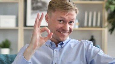 Memnun işadamı Tamam işareti