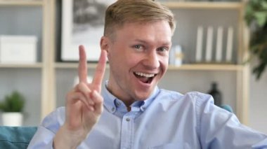 Zafer işareti pozitif işadamı tarafından