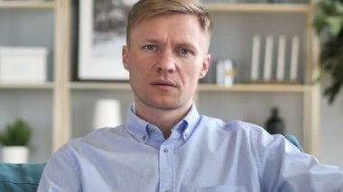 Hayır, kafa sallayarak teklifi reddeden işadamı