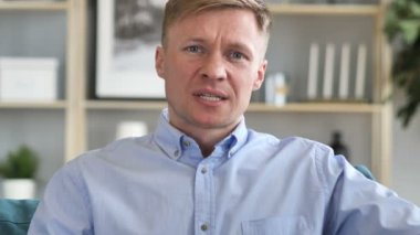 Ofiste çalışırken kaybı tarafından işadamı üzgün