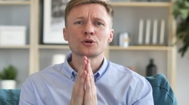 Üzgün orta yaşlı adam yardım istiyor