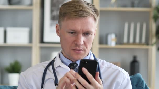 Läkare Textmeddelanden Smartphone — Stockvideo