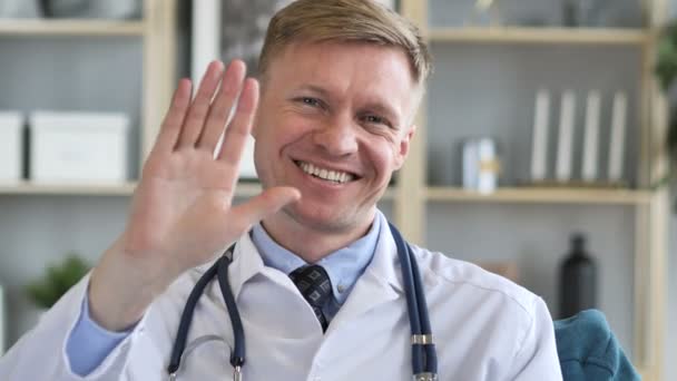 Médico Saludando Mano Para Dar Bienvenida — Vídeos de Stock