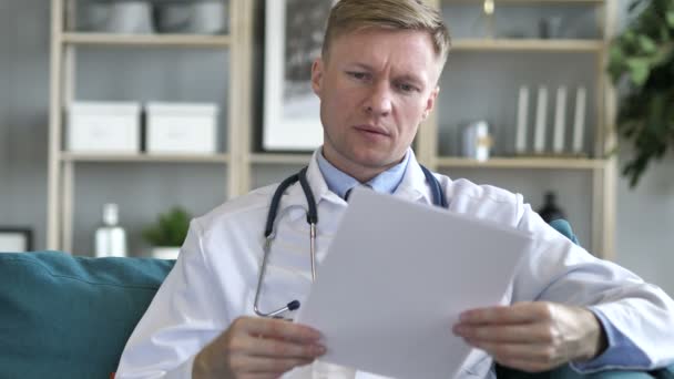 Γιατρός Μετά Την Ανάγνωση Δίνοντας Ασθενή Ιατρική Έκθεση — Αρχείο Βίντεο