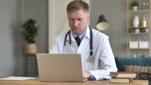 Médico Trabalhando Laptop — Vídeo de Stock