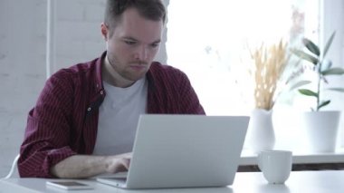 Üzgün kızgın genç adam Office içinde Laptop üzerinde çalışıyor