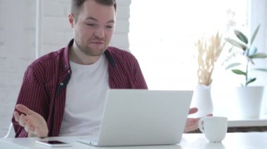 Online Video sohbet etmek üstünde Laptop iş başında