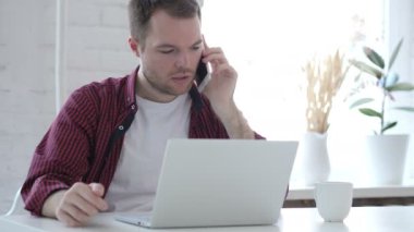 Konuş, delikanlı tartışırken iş telefon