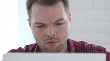 Genç adam işte öksürük