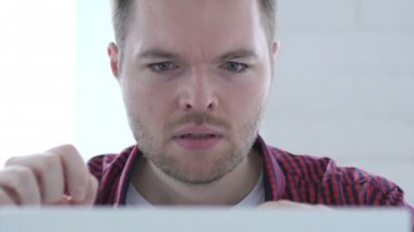 Hayal kırıklığına uğramış genç adam mali sorununa tepki