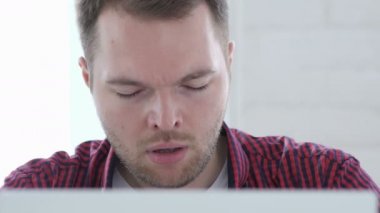 Sürtünme gözleri Relax çalışırken iş yerinde yorgun adam