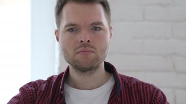 Başparmak aşağı iş yerinde genç adam tarafından