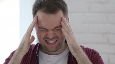 Baş ağrısı, Office, Kütüphane içinde işte gergin genç adam