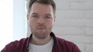 Adam orta parmak öfkeyle gösterilen