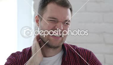 Vücut germe Relax çalışırken yorgun genç adam