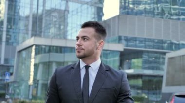 İşadamı kılığında yürüyüş