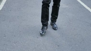 Takım elbiseli işadamı metrelik yürüyüş