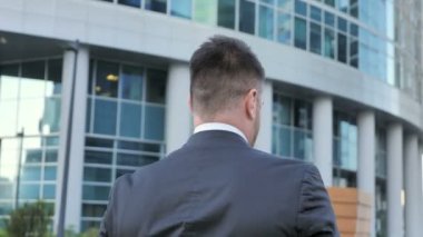 İşadamı yürüme, arkadan görünüm