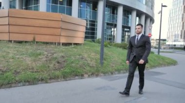 Office için yürüyen genç işadamı