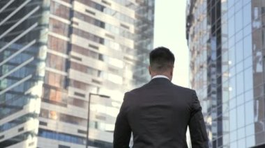 Arkadan Görünüş genç işadamı yürüme