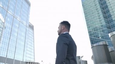 Dış Office ayakta takım elbiseli emin iş adamı