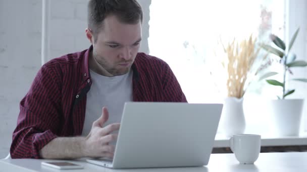 Förlust Frustrerad Ung Man Arbetar Laptop — Stockvideo