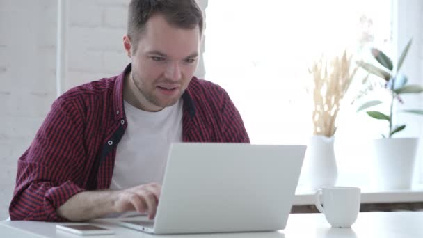 Nadšený Mladík Slaví Úspěch Pracují Notebooku — Stock video