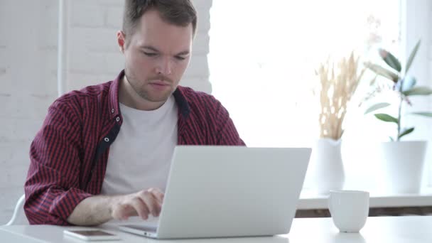 Jovem Choque Enquanto Trabalhava Laptop — Vídeo de Stock